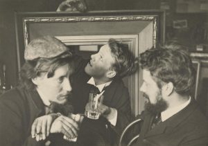 The Tachtigers (to the left: Willem Kloos) raise their glasses. Perhaps with Haantjesbier.
