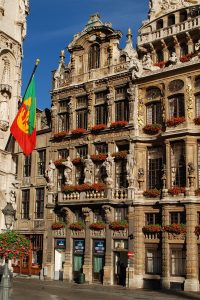 Le Renard on the Grand-Place in Brussels, which was attacked by an agry mob. Source: Wikimedia Commons, EmDee