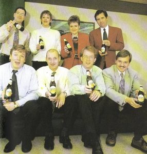 The introduction team behind Lingen's Blond. Marketeers, buyers, distributors, planners, more marketeers... but no brewers. Source: Vers van 't Vat april 1994.